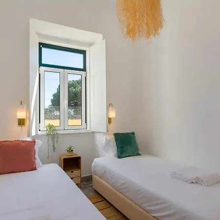 Cozy With Patio Near * Carcavelos