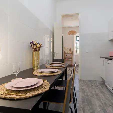 Cozy With Patio Near Carcavelos