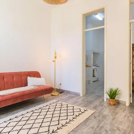 Cozy With Patio Near Apartman