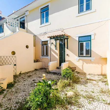Cozy With Patio Near Apartment *