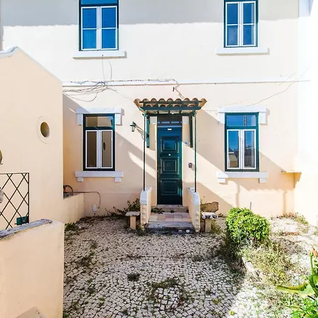 Cozy With Patio Near Appartamento Carcavelos (Lisbon)