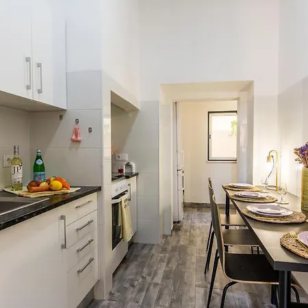 Cozy With Patio Near *