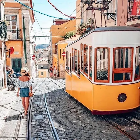 Cozy With Patio Near Carcavelos (Lisbon)