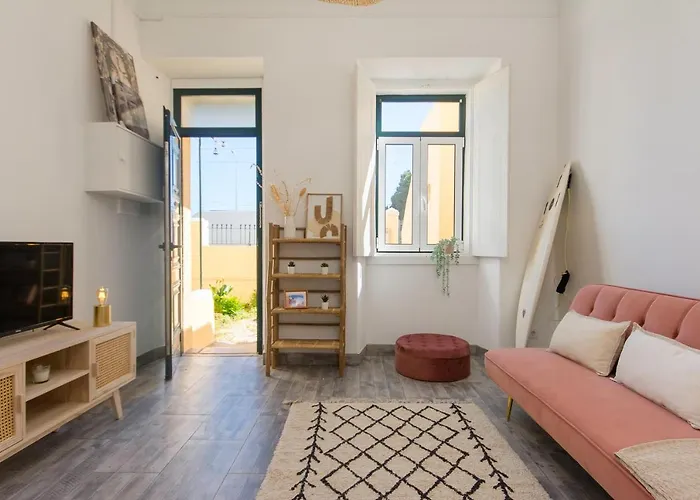 Cozy With Patio Near * Carcavelos (Lisbon)