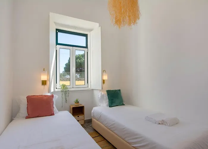 Cozy With Patio Near * Carcavelos (Lisbon)