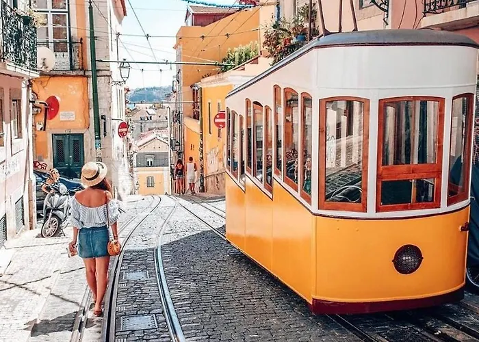 Cozy With Patio Near Carcavelos (Lisbon)